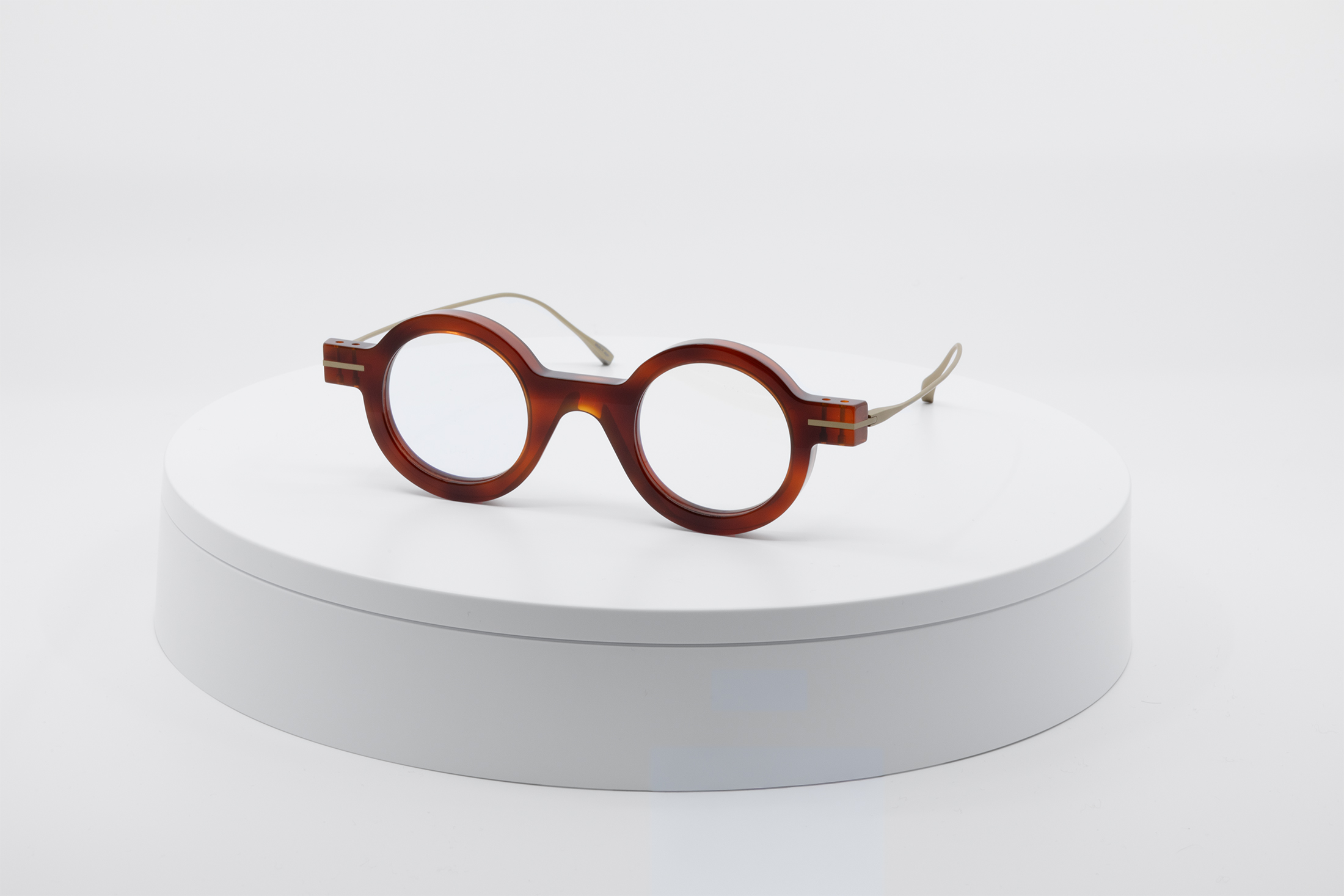 Oct·42 — Light Tortoise Gold angled